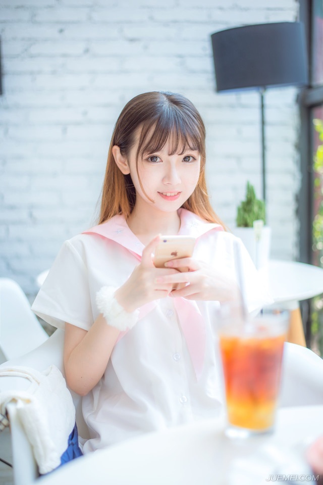 “那士元有什么交代吗？”魏延看向一脸无奈的邓贤道。
